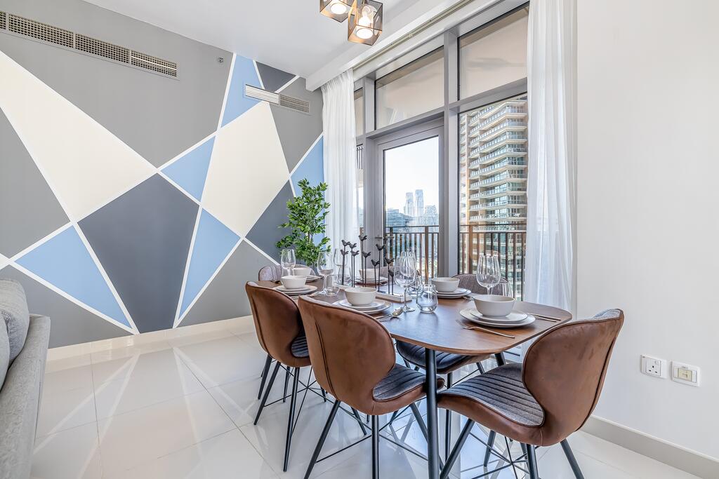 Gorgeous 2 BR Mid Floor Holiday Home In Downtown - thumb 0