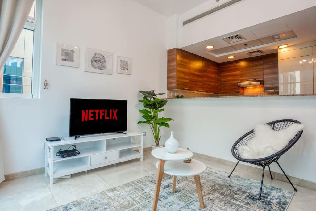 GuestReady - Chic & Cosy Apartment In Bay Square - thumb 1