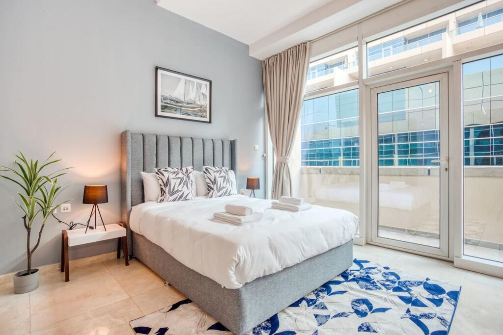 GuestReady - Chic & Cosy Apartment In Bay Square - thumb 0