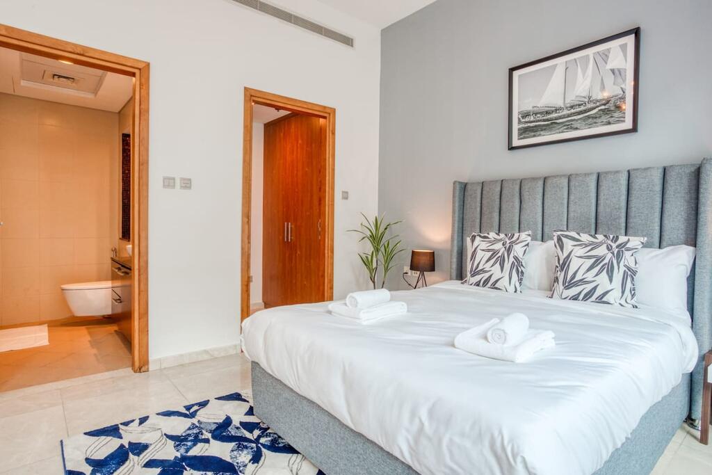 GuestReady - Chic & Cosy Apartment In Bay Square - thumb 3