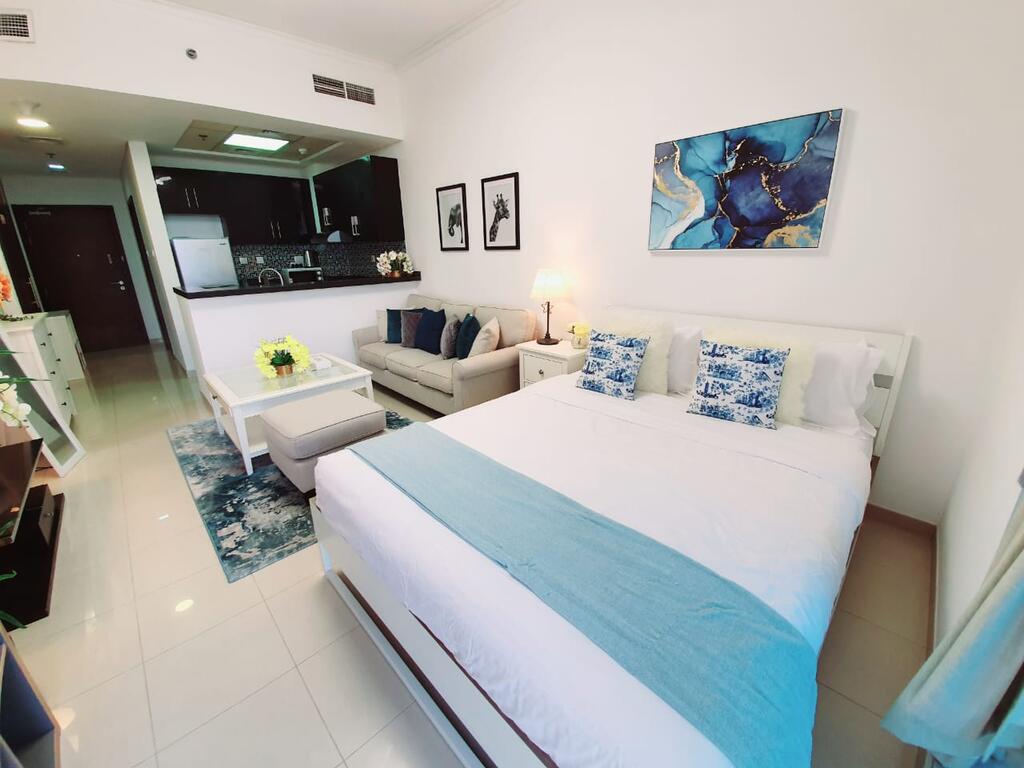 Incredible Apartment With Marina And Sea Views - thumb 2