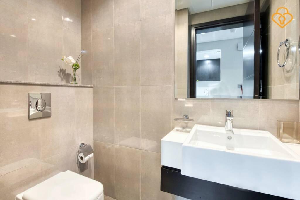 Keysplease Gorgeous New 1 B/R Apt Merano Tower - thumb 4