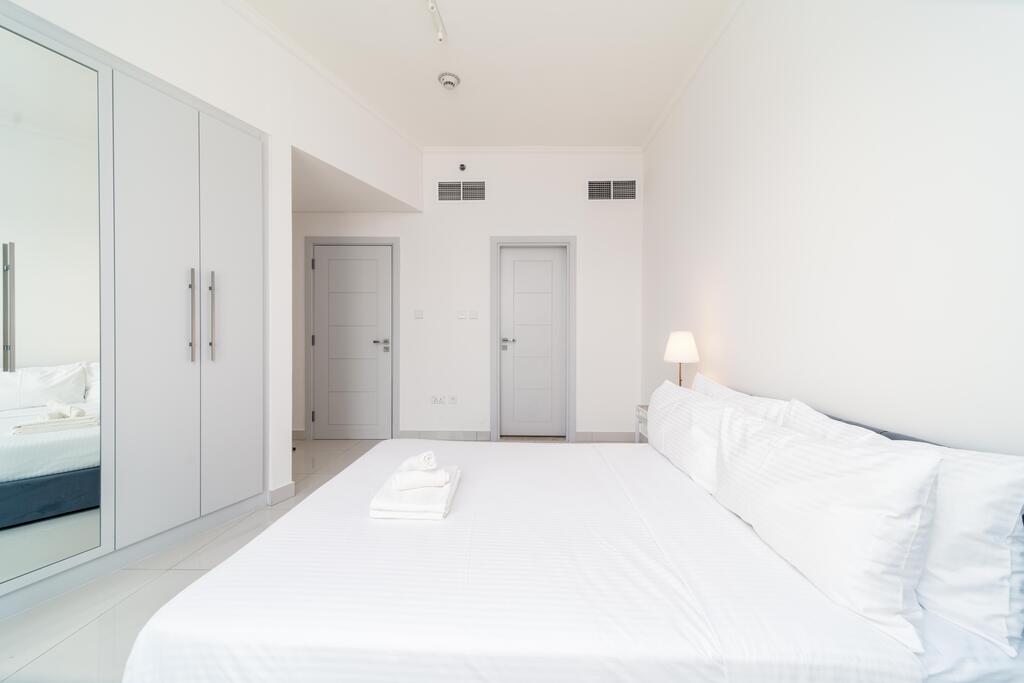 LAVISH 2-BEDROOM APARTMENT IN MARINA - thumb 2