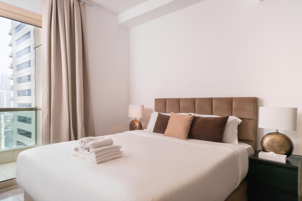 Luton Vacation Homes -Spacious Studio In Royal Oceanic, Dubai Marina - thumb 0