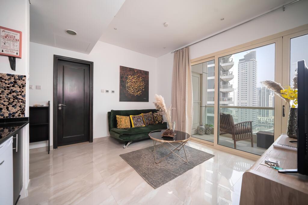 Luton Vacation Homes -Spacious Studio In Royal Oceanic, Dubai Marina - thumb 2