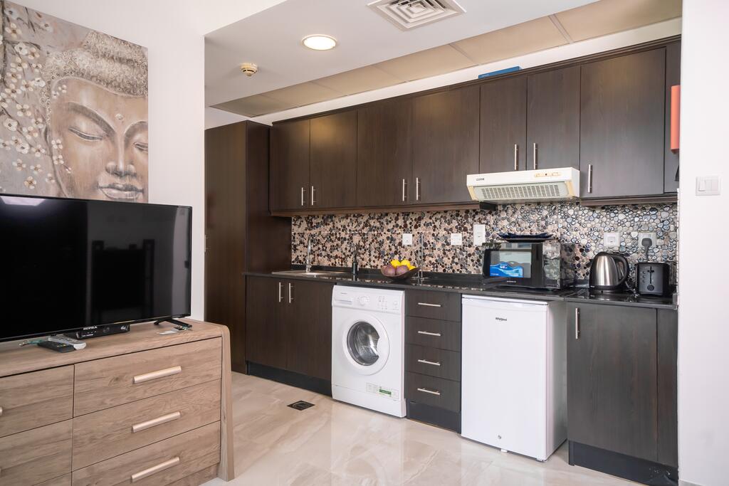 Luton Vacation Homes -Spacious Studio In Royal Oceanic, Dubai Marina - thumb 7
