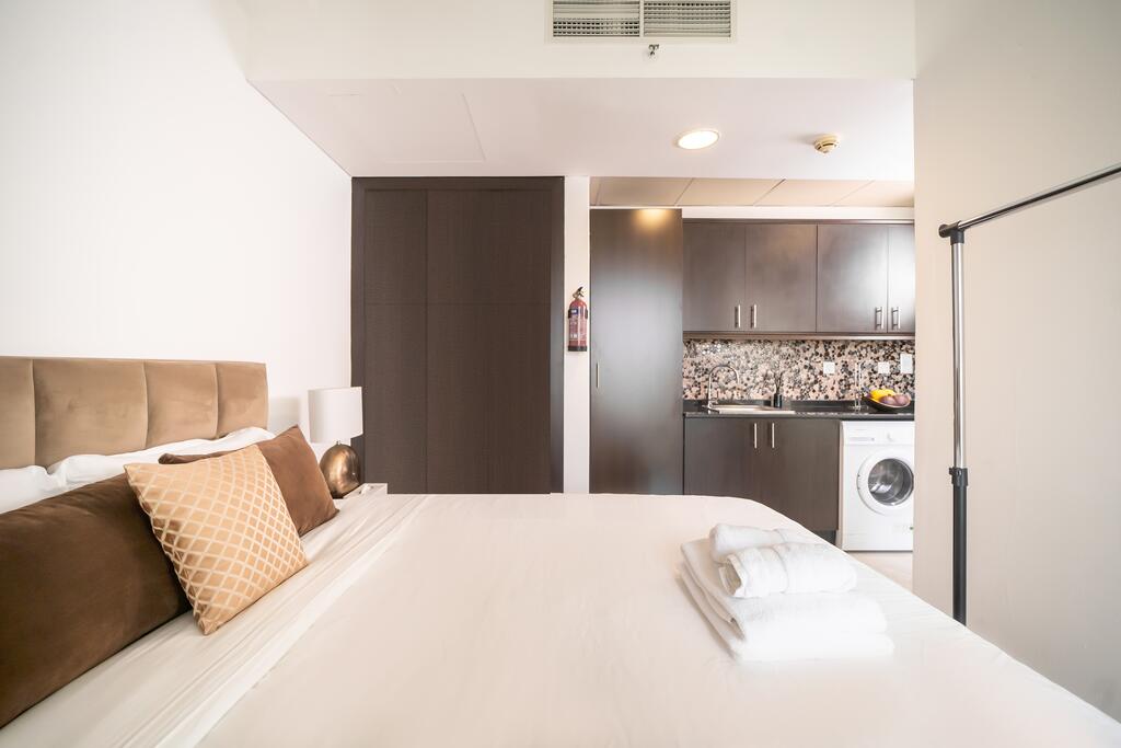 Luton Vacation Homes -Spacious Studio In Royal Oceanic, Dubai Marina - thumb 6