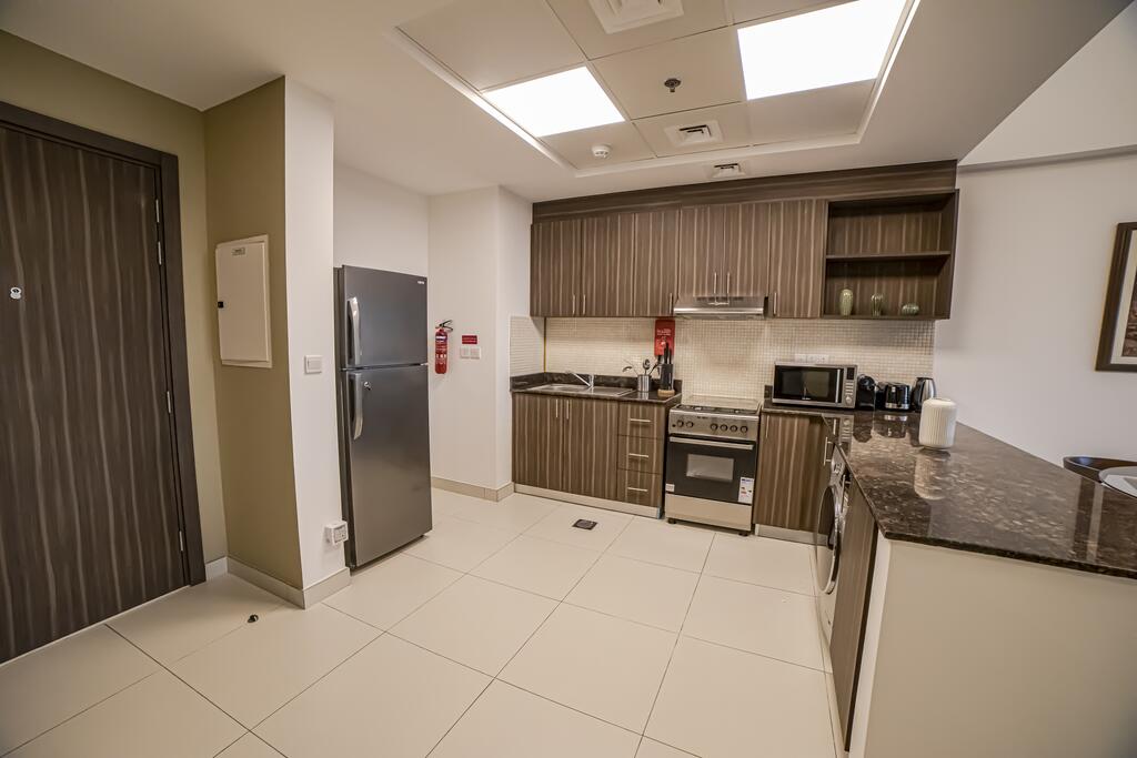 Luxury 1 BR+Guest W/Pool, Gym, Sauna - thumb 3