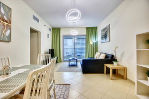 Apricus Holiday Homes - Beautiful 2 Bdrm Apartment Near Metro
