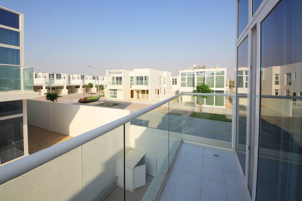 Beautiful 3 Bed Villa With Maid Room & Backyard - thumb 2