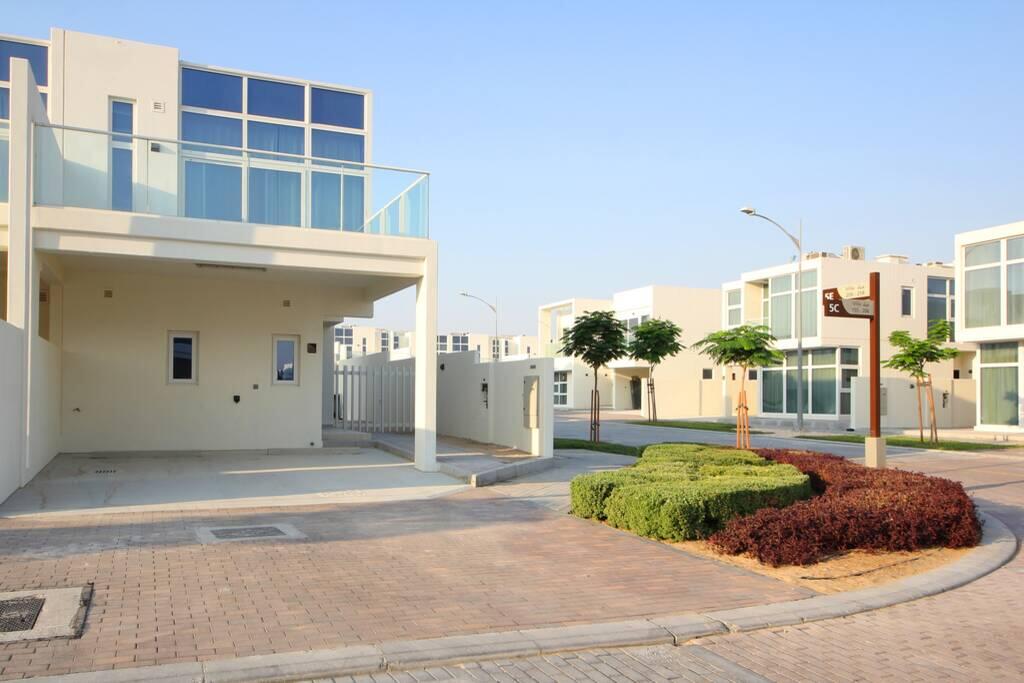 Beautiful 3 Bed Villa With Maid Room & Backyard - thumb 4