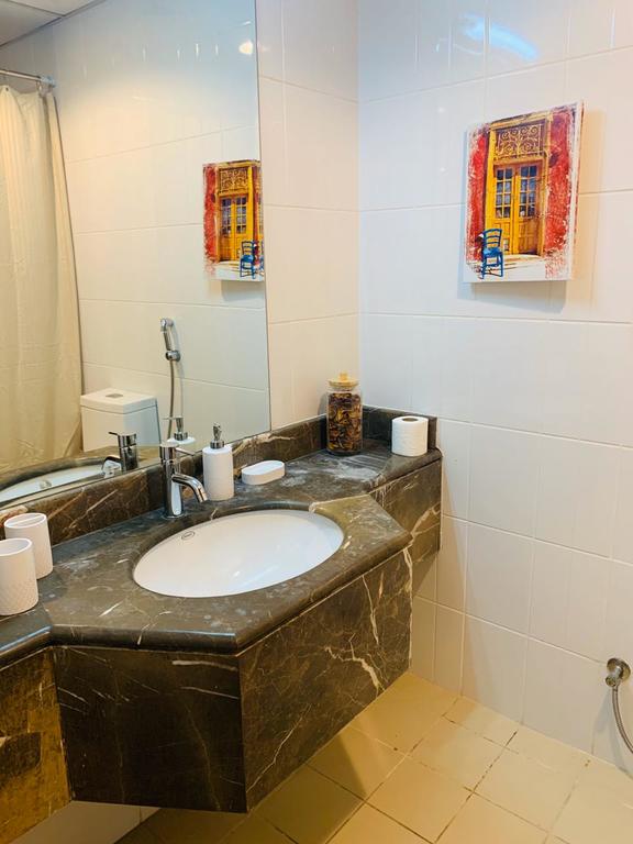 2 Bedroom Downtown Holidays R Us - thumb 9