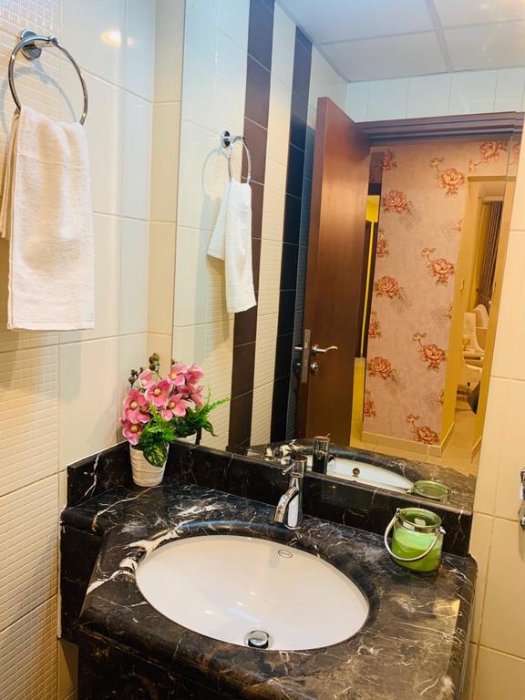 2 Bedroom Downtown Holidays R Us - thumb 8