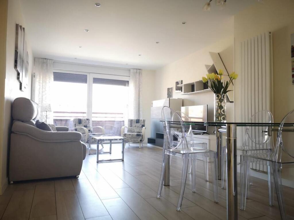 Captivating 3-Bedrooms Apartment In Dby - thumb 3