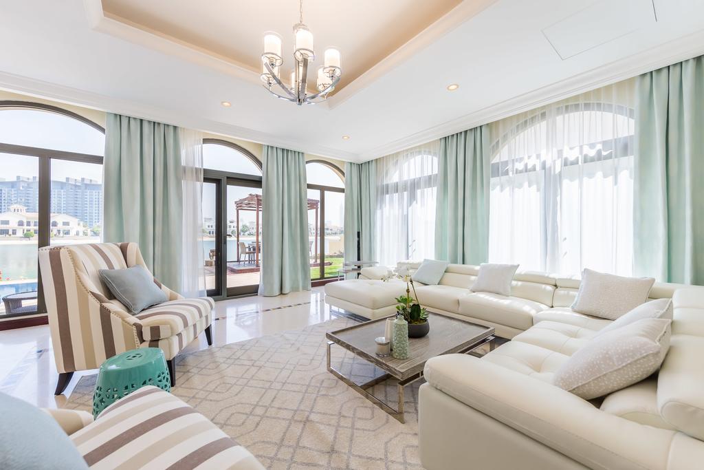 Charming 6BR Villa With Private Pool On Palm Jumeirah - thumb 1