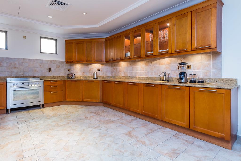 Charming 6BR Villa With Private Pool On Palm Jumeirah - thumb 6