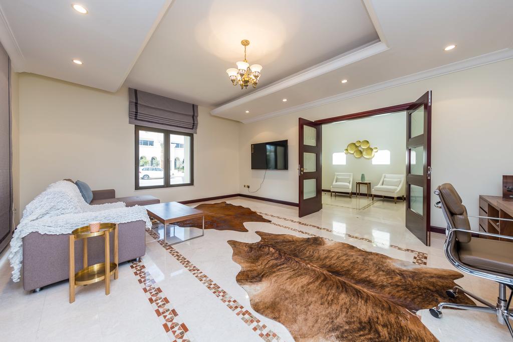 Charming 6BR Villa With Private Pool On Palm Jumeirah - thumb 2