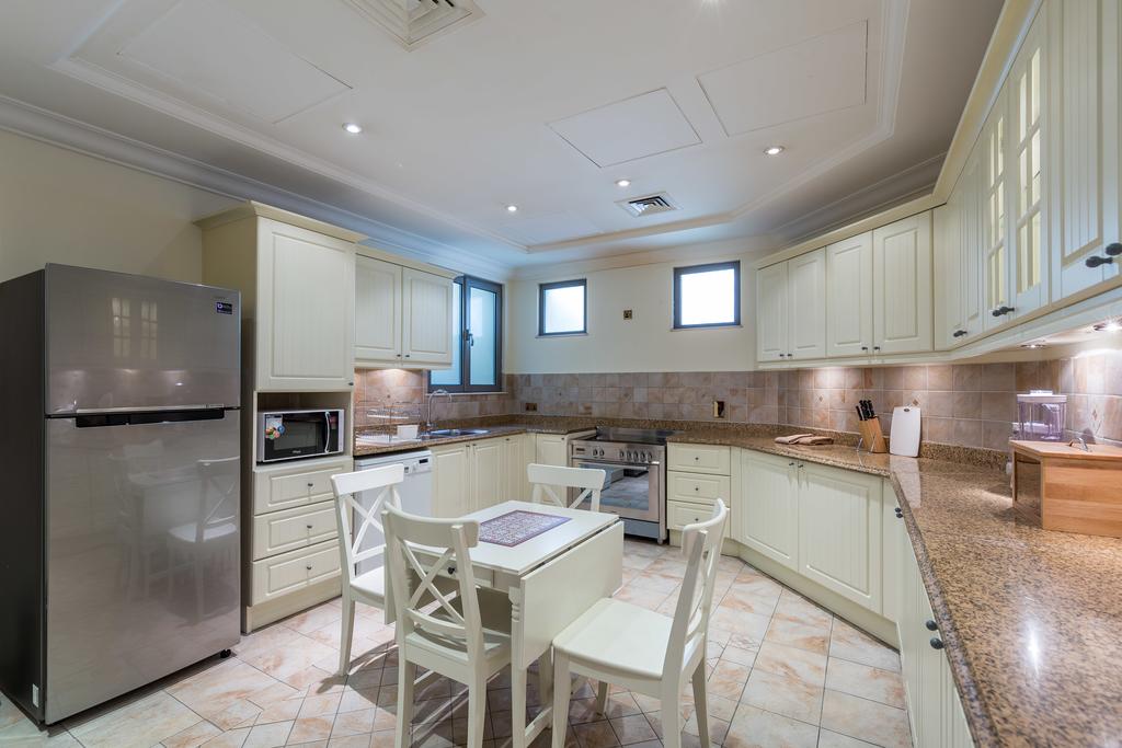 Chic 5BR Villa With Private Pool On Palm Jumeirah - thumb 1