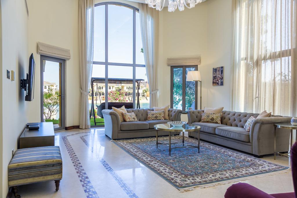Chic 5BR Villa With Private Pool On Palm Jumeirah - thumb 0