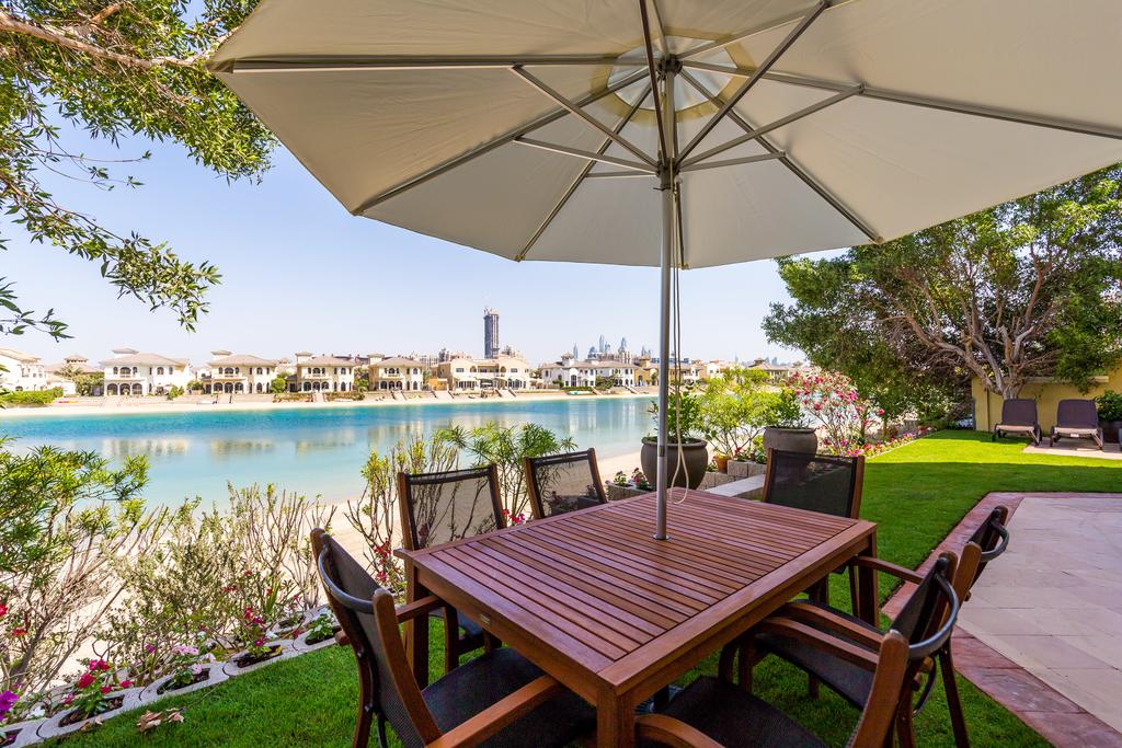 Chic 5BR Villa With Private Pool On Palm Jumeirah - thumb 3