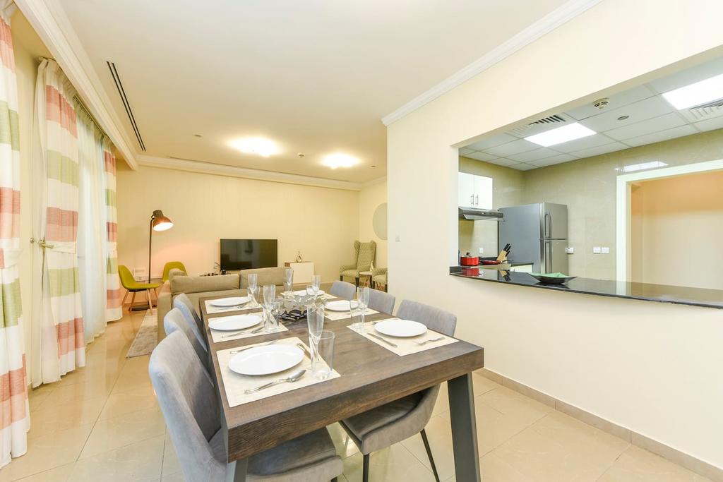 Elegantly Colored 2BR With Partial Sea Views - thumb 4