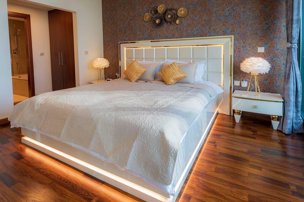 FIRST CLASS 3BR With Full BURJ KHALIFA And FOUNTAIN VIEW - thumb 1