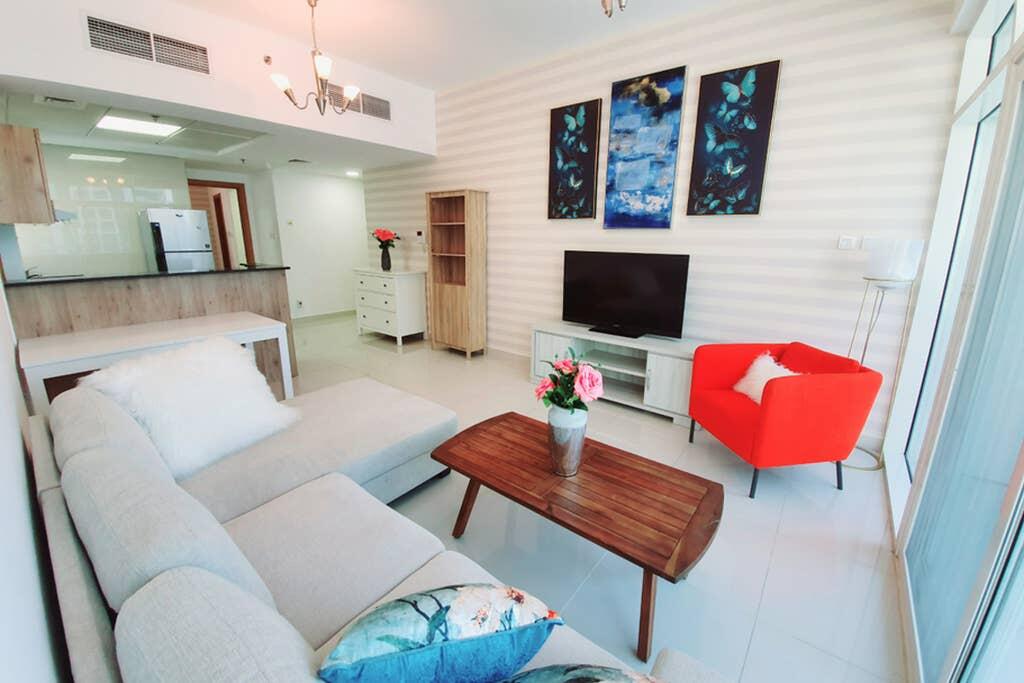 A Stylish 1 Bedroom Apartment With Full Marina Views - thumb 2