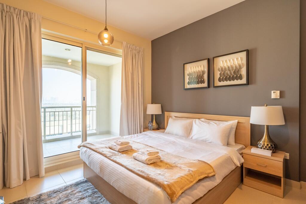 Modern & Vibrant 1BR In The Views - thumb 0