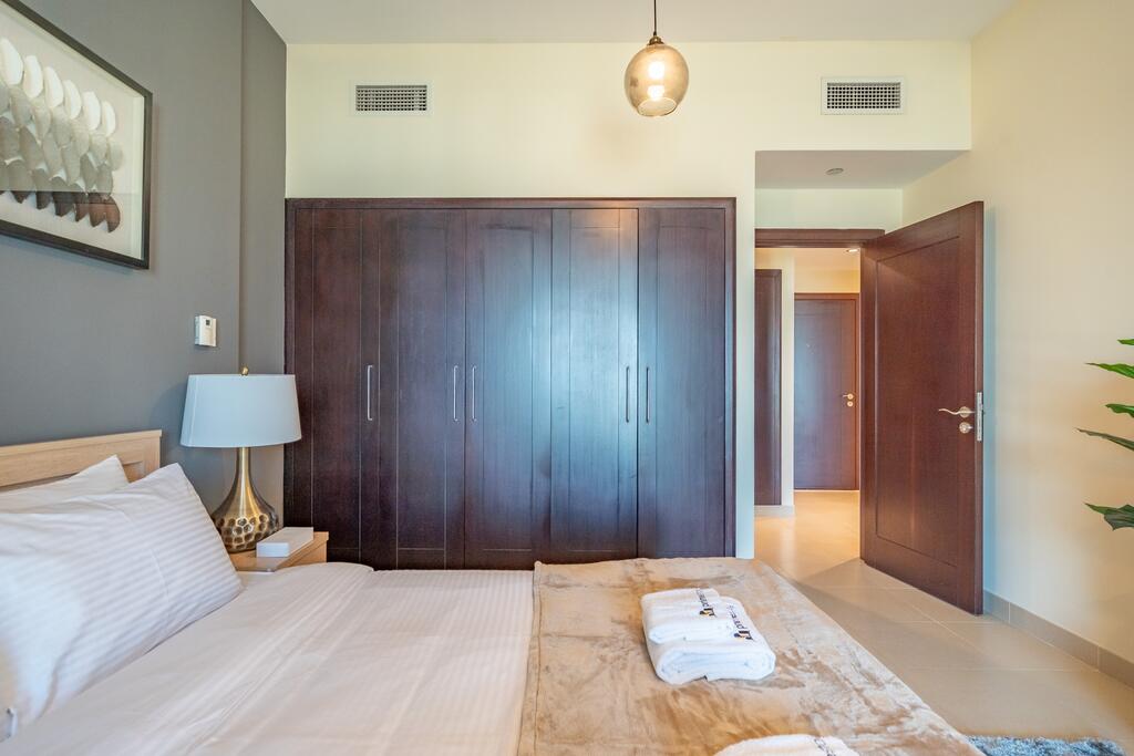 Modern & Vibrant 1BR In The Views - thumb 5