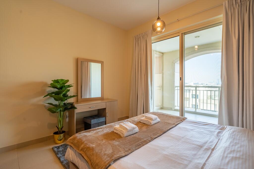 Modern & Vibrant 1BR In The Views - thumb 3