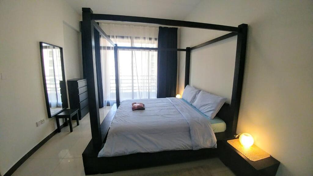 Modern 1 Bedroom Apartment With Balcony - thumb 2