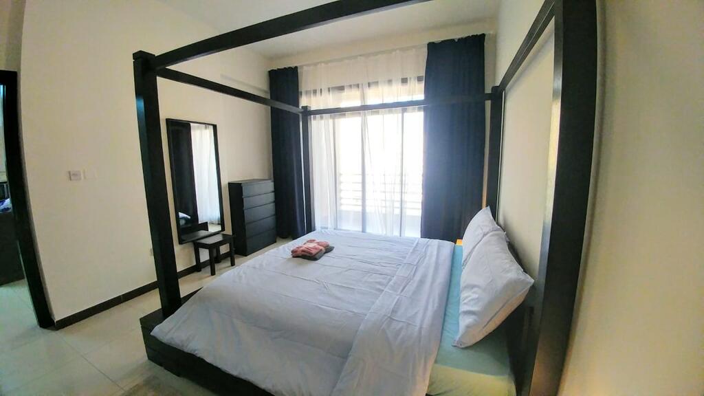 Modern 1 Bedroom Apartment With Balcony - thumb 3