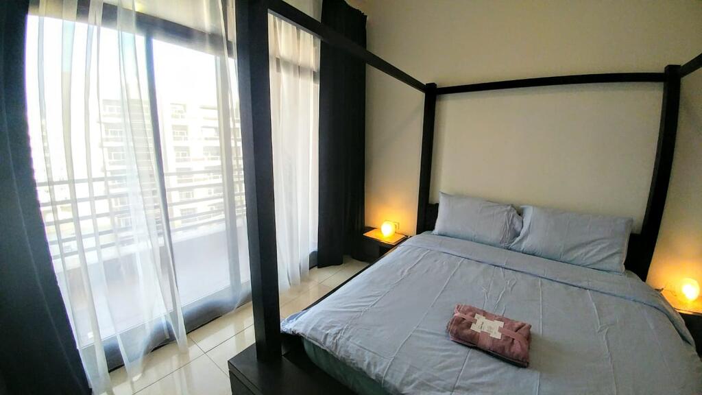 Modern 1 Bedroom Apartment With Balcony - thumb 1