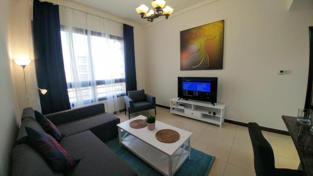 Modern 1 Bedroom Apartment With Balcony - thumb 4