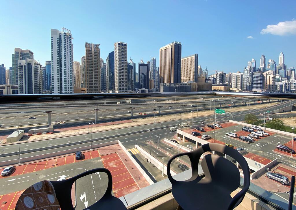 Modern Suite In A Vibrant Area With Skyline Views - thumb 0