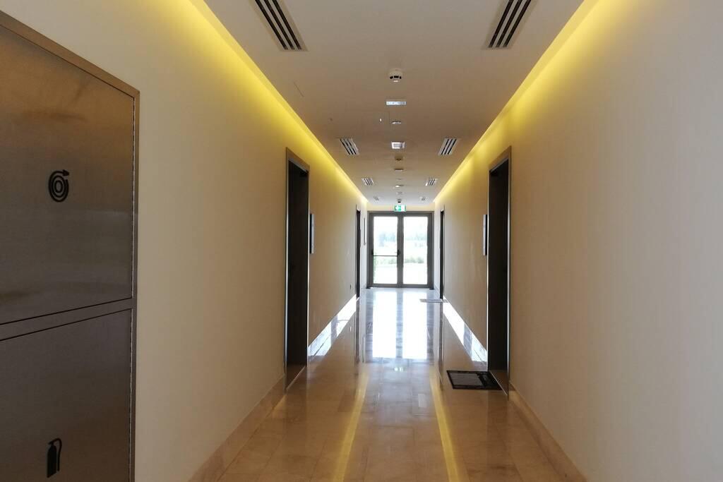 Palm Jumeirah Brand New 1BR With Private Garden - thumb 2