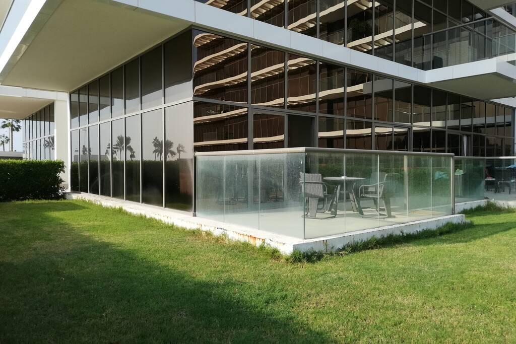 Palm Jumeirah Brand New 1BR With Private Garden - thumb 3