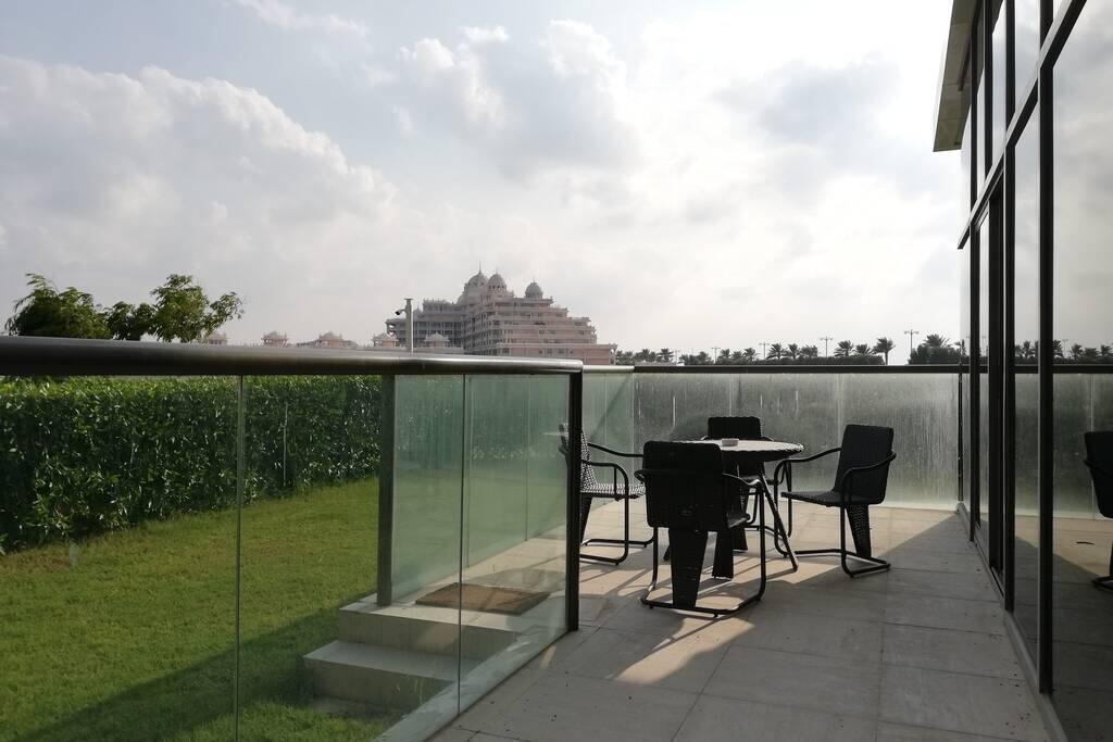 Palm Jumeirah Brand New 1BR With Private Garden - thumb 4