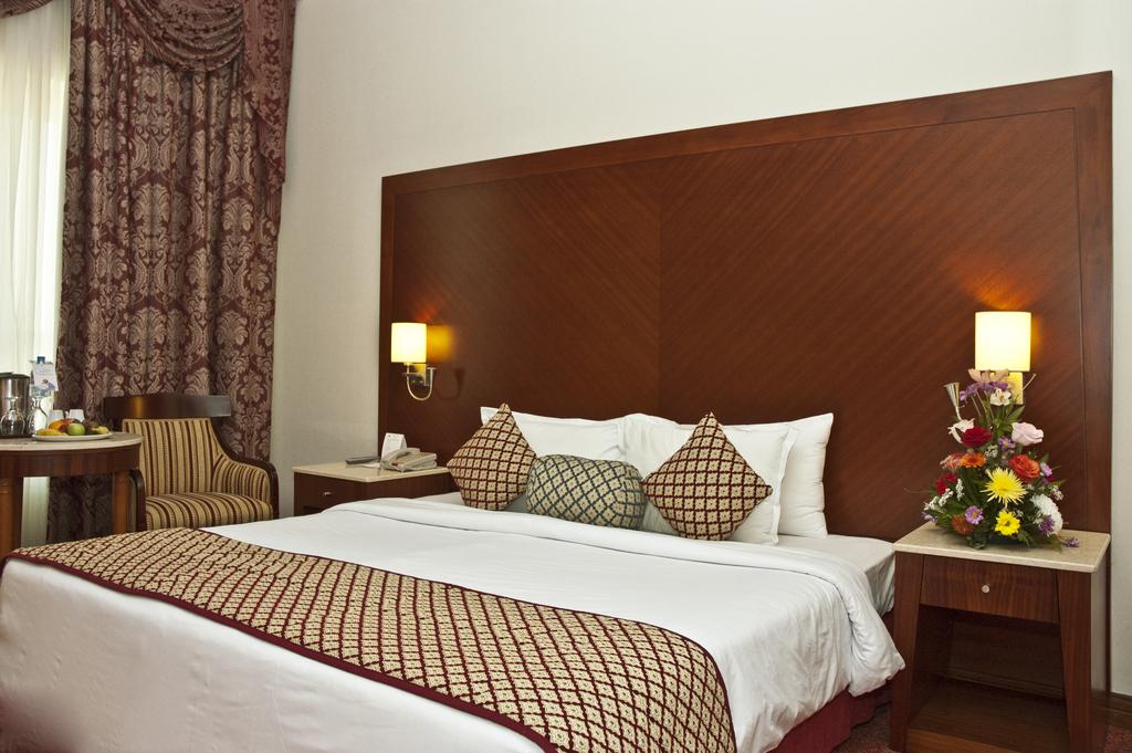 Regent Palace Hotel - thumb 3