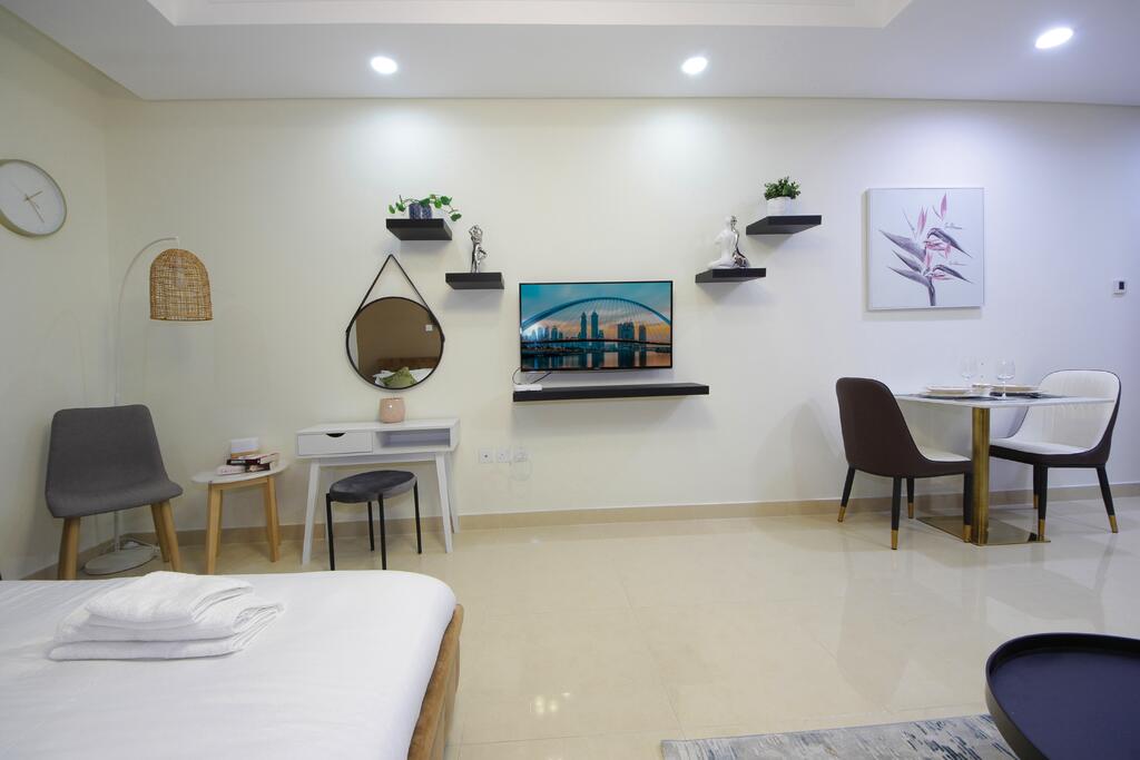 Signature Holiday Homes - Luxury Studio Apartment In Cleopatra, Wadi Alsafa - thumb 3