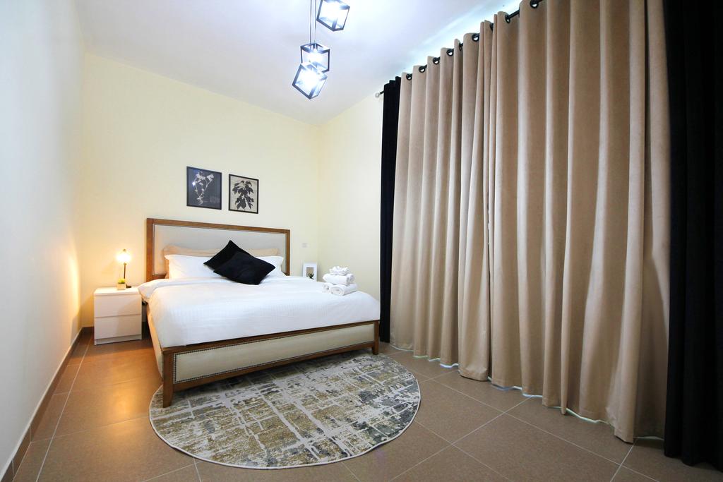 Signature Holiday Homes - Stunning 1 Bedroom Apartment In Business Bay Lake View, Dubai - thumb 2