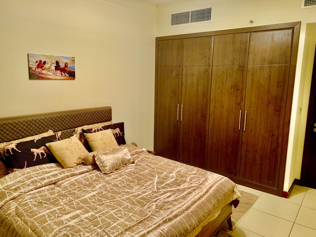 Spacious Room With Full Lake And City View - thumb 5