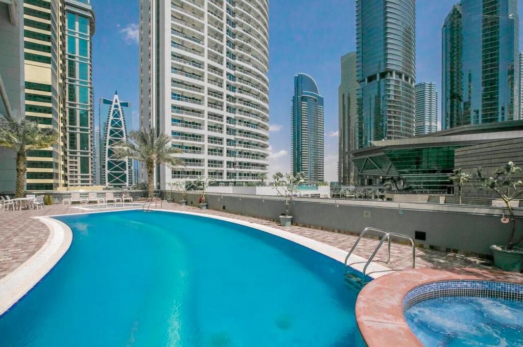 Spacious Room With Full Lake And City View - thumb 1