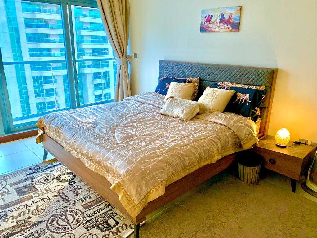 Spacious Room With Full Lake And City View - thumb 4