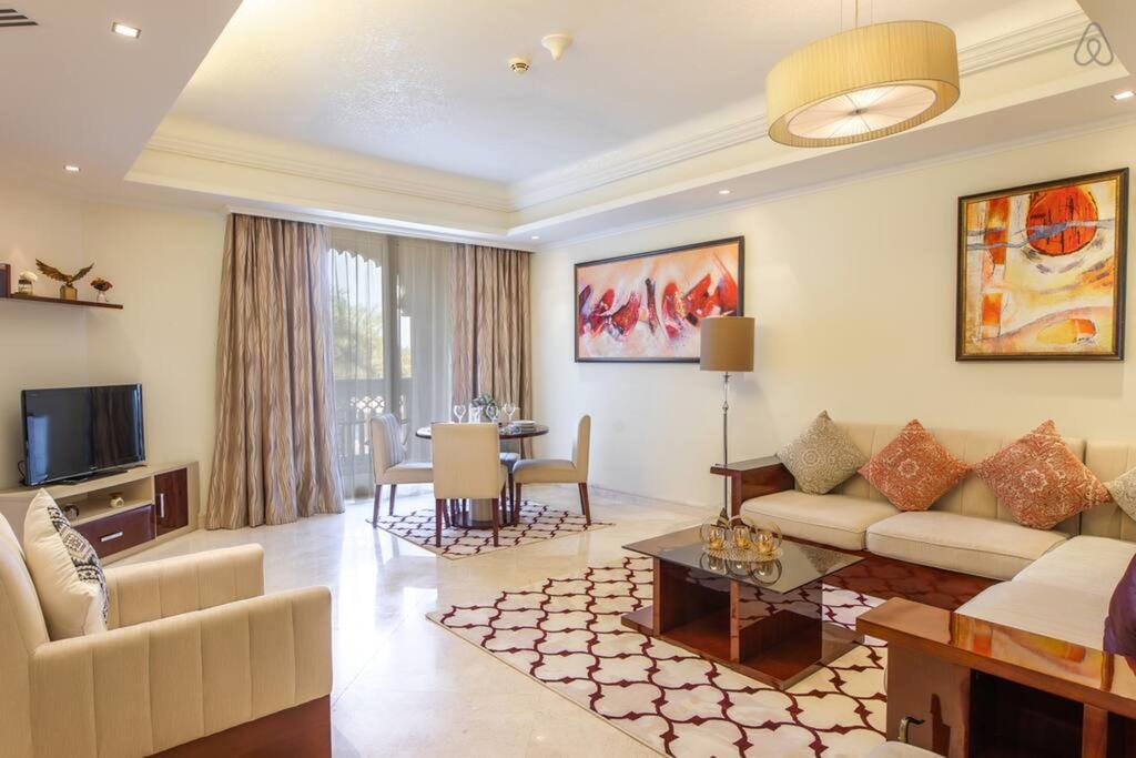 Taj Grandeur Residence, Beach Access - Luton Vacation Homes - thumb 2