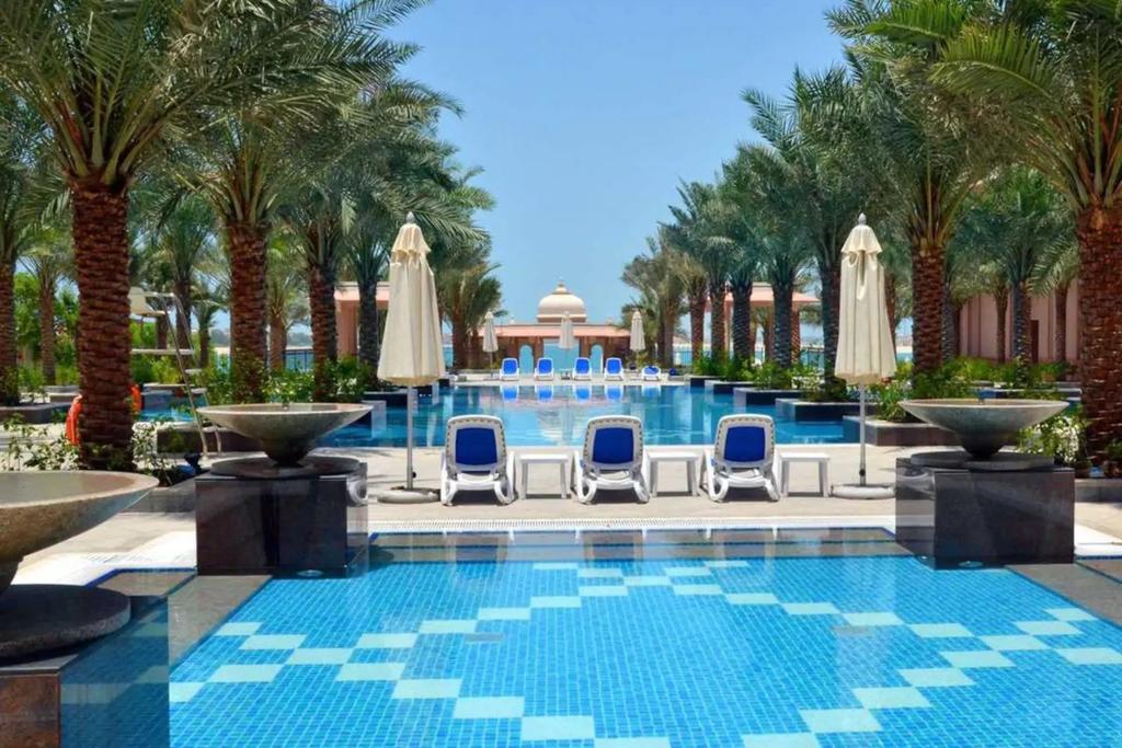 Taj Grandeur Residence, Beach Access - Luton Vacation Homes - thumb 0